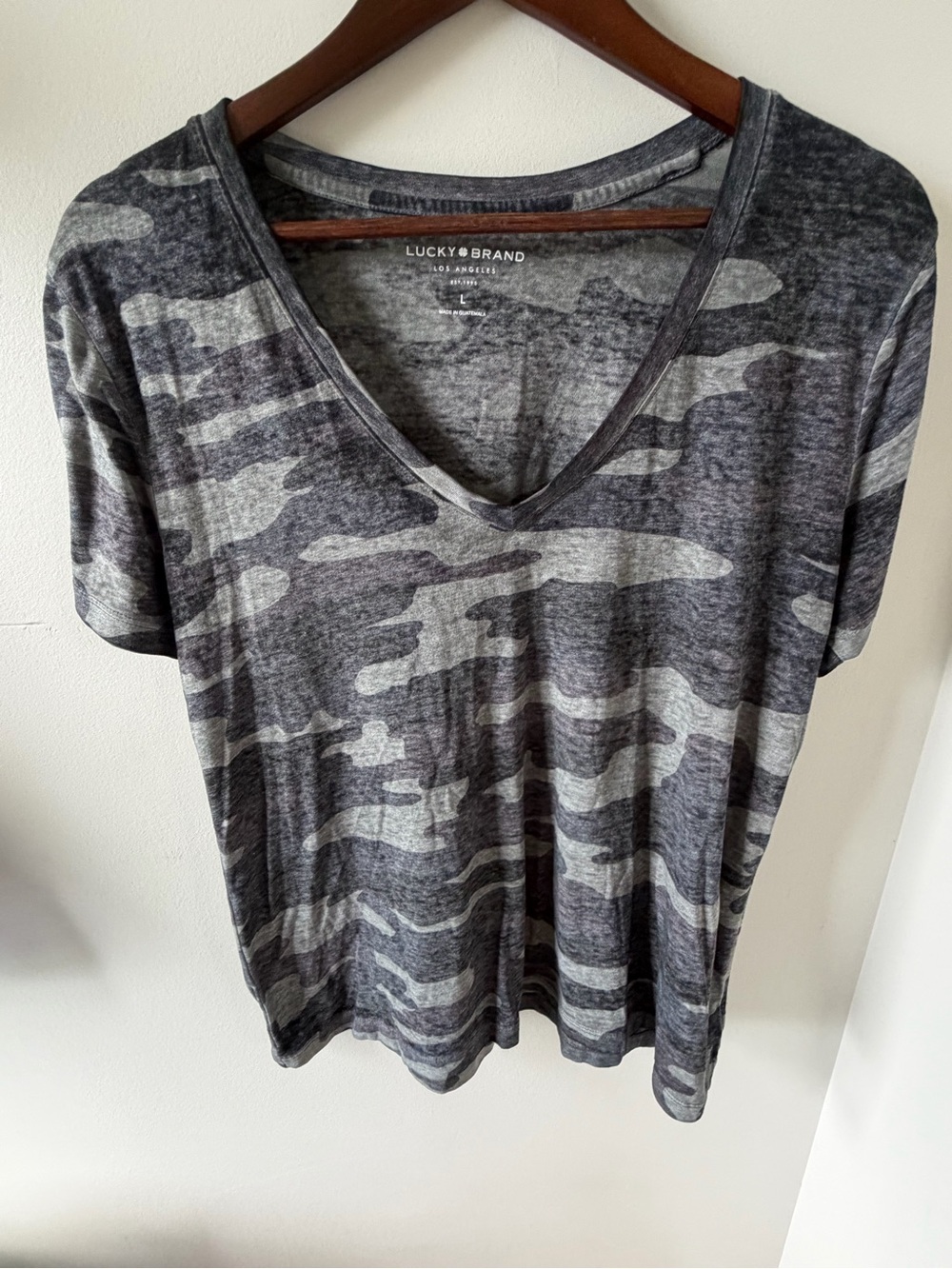 Lucky Brand | Camo V-Neck Tee | Gray Black | L - Picture 2 of 6